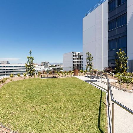 סידני Meriton Suites Mascot Central מראה חיצוני תמונה The rooftop garden at the Gold Coast University Hospital