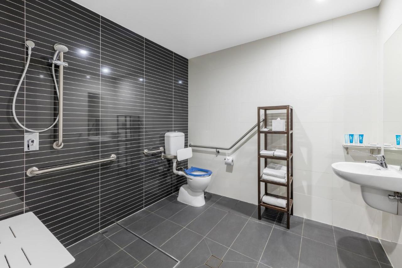 סידני Meriton Suites Mascot Central מראה חיצוני תמונה A wet room in a hotel