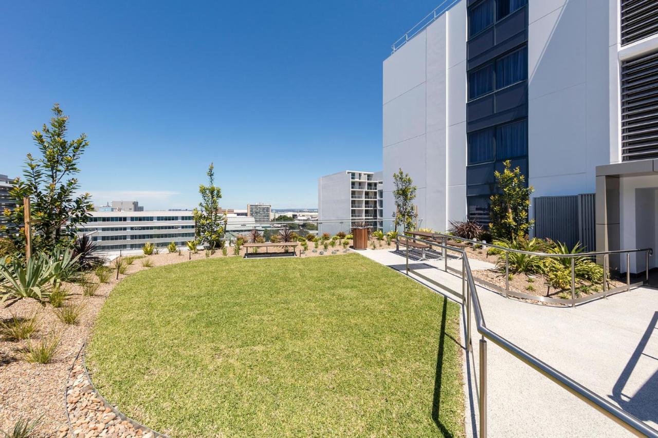 סידני Meriton Suites Mascot Central מראה חיצוני תמונה The rooftop garden at the Gold Coast University Hospital