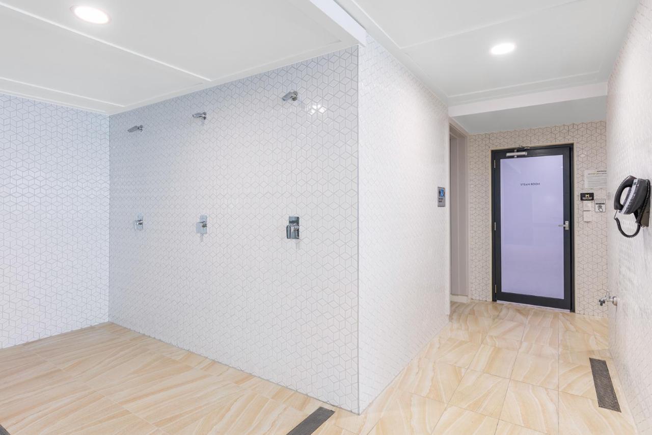 סידני Meriton Suites Mascot Central מראה חיצוני תמונה A shower room